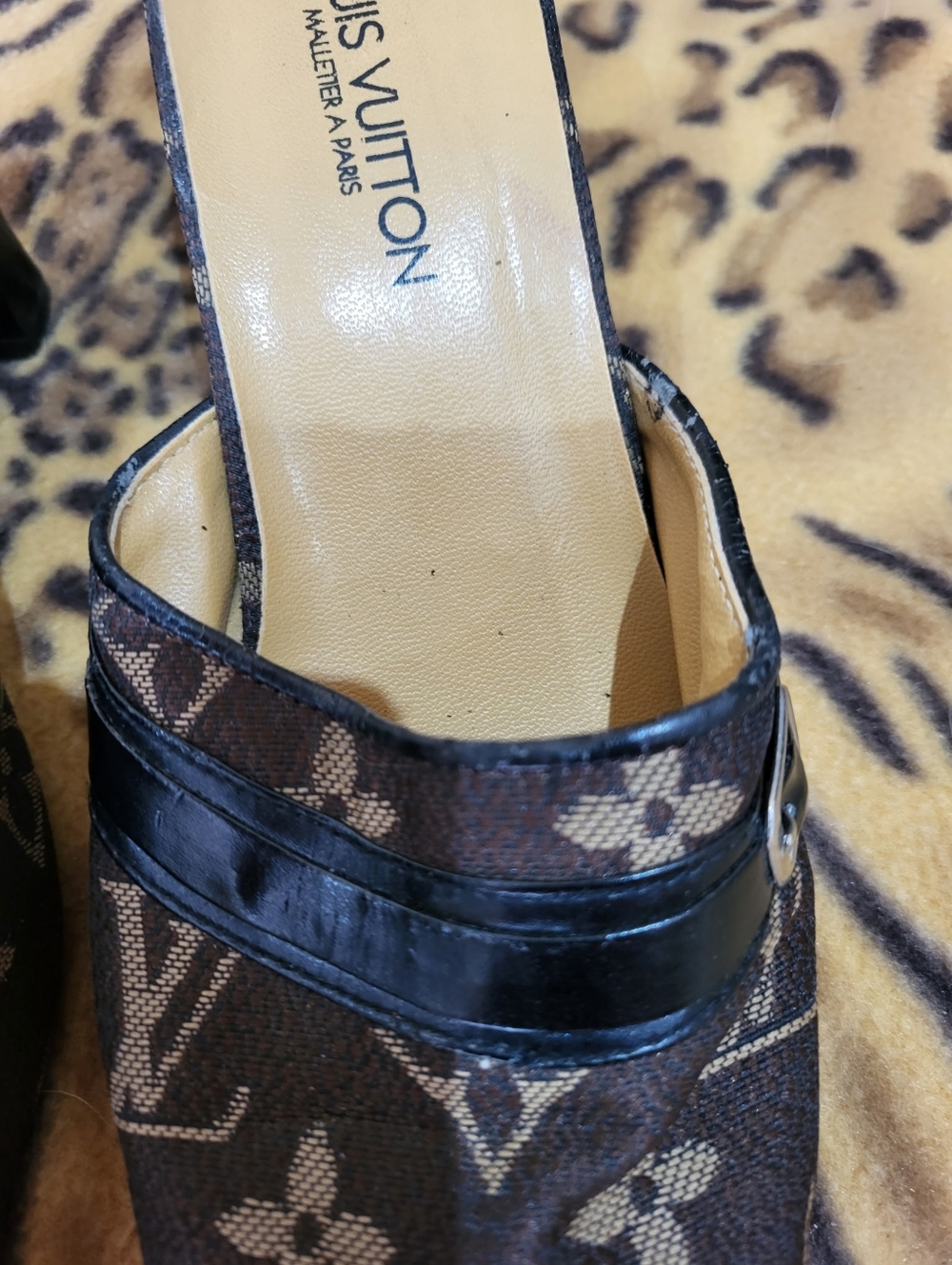 SHOES - Picture 2 of 6